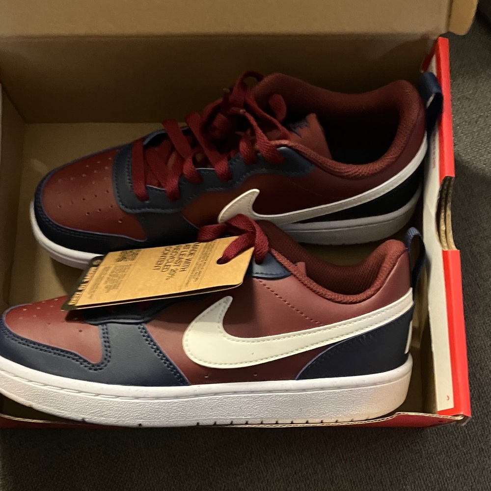 Nike Kids Low-Top Sneakers in Burgundy, Navy & White